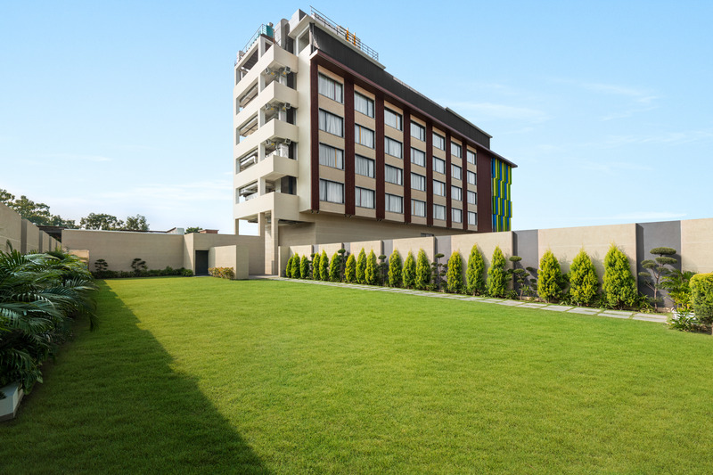 Jardin Lawn - Ramada Encore by Wyndham Bareilly Civil Lines - Outdoor Party Venue